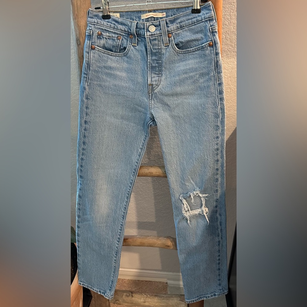 Women’s Premium Wedgie Straight Levi’s. Color - Tango Fray. Size 24.
